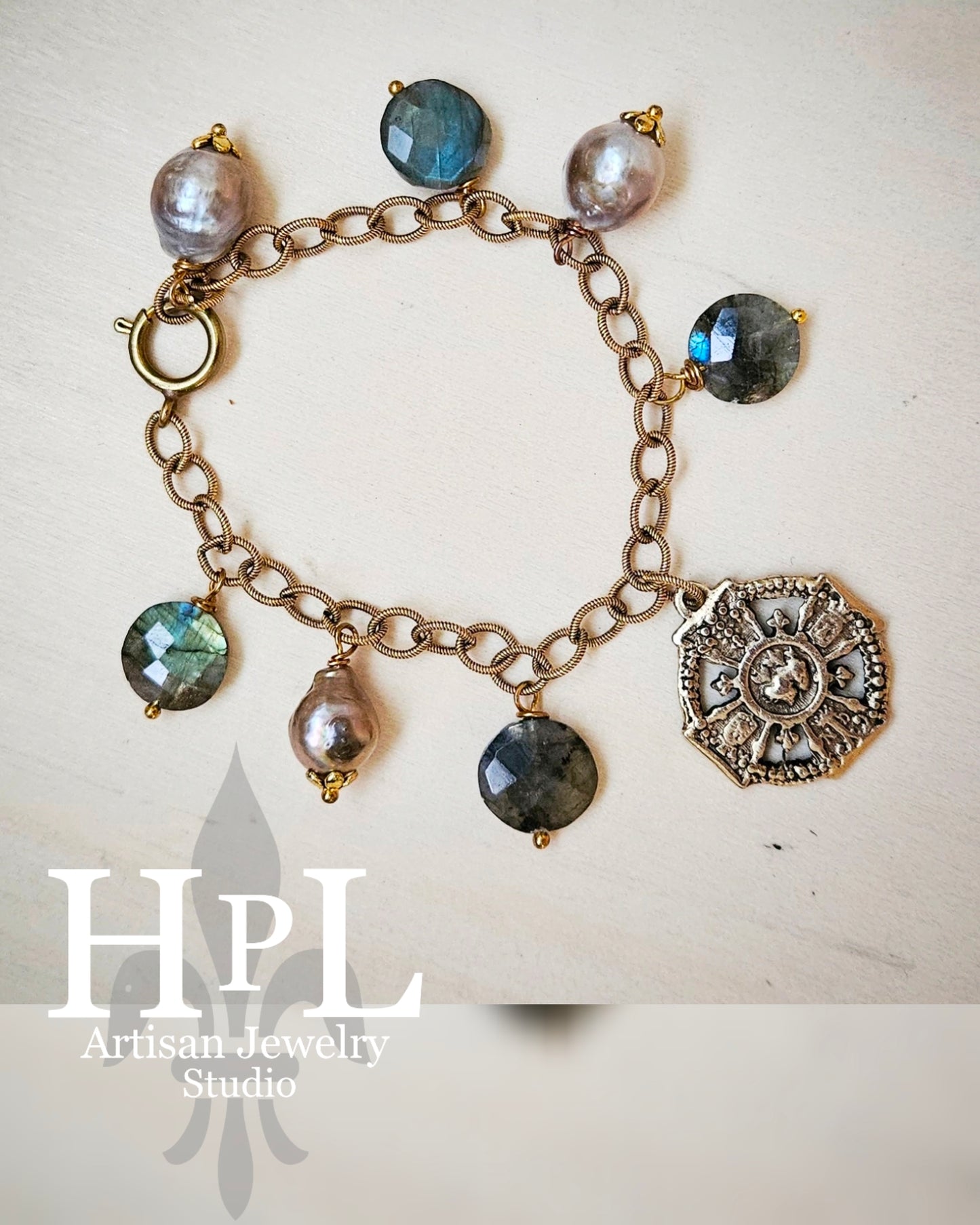 Hecho Por Liz labradorite and freshwater pearls bracelet