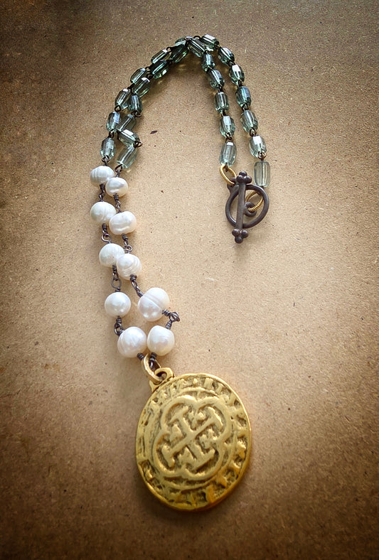 MONEDA DE LUZ NECKLACE